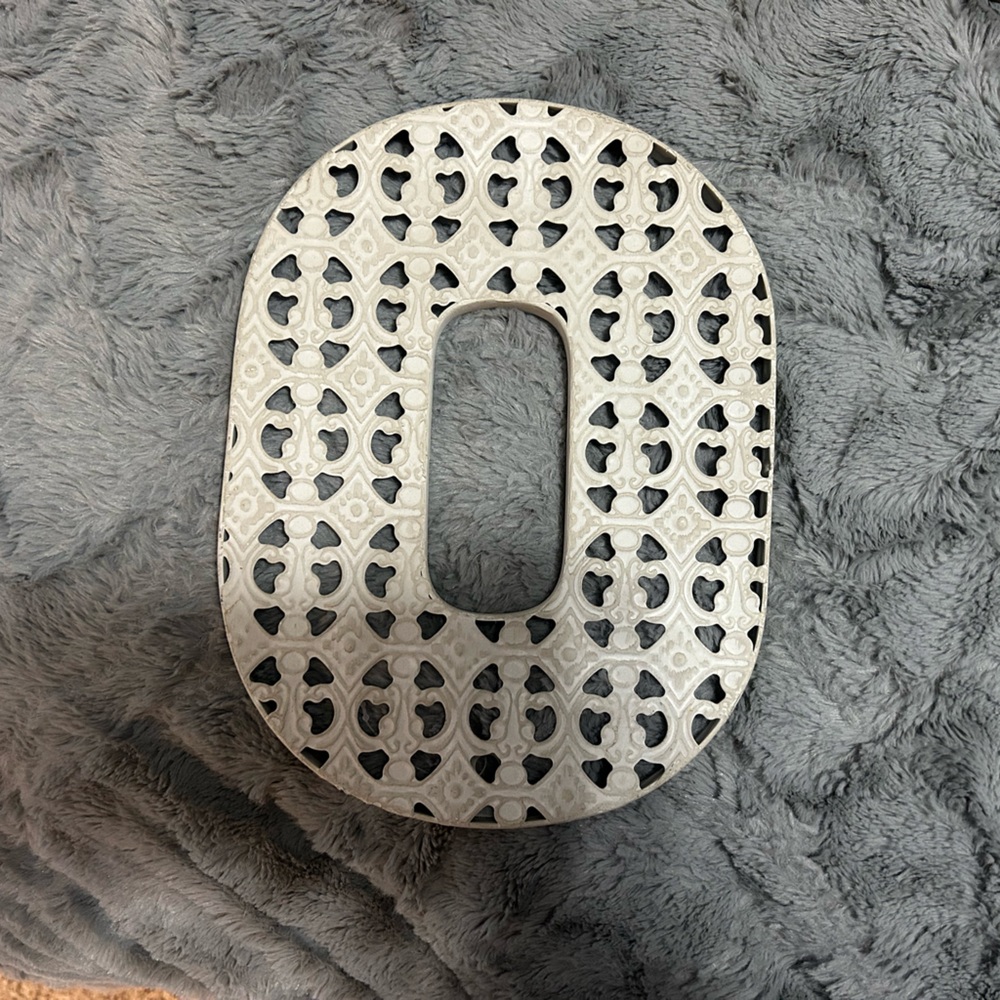 Gray Patterned O sign